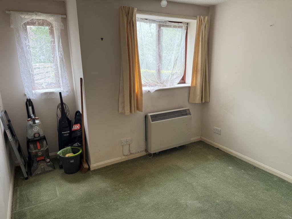 Lot: 120 - GROUND FLOOR FLAT WITH PARKING IN NEED OF UPDATING - Bedroom at rear with two windows